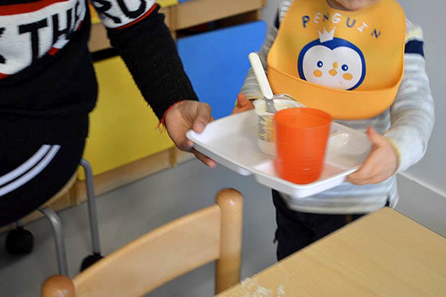 Débarrasser son plateau repas : un premier pas vers l’autonomie !
